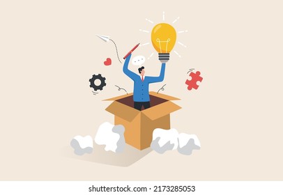 Descubriendo nuevas ideas creativas. Piensen fuera de la caja. Resolver problemas laborales a través de la innovación. Empresario sosteniendo una idea de bombilla de luz fuera de una caja.