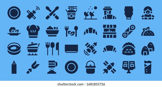 conjunto de iconos de plato. 32 íconos rellenos de plato. Incluye: Dish, Ensalada, Salsa Petri, Satélite, Chef, Pot, Fork, Bidones, Cubertería, Tejido, Fideos, Sopa, Platos, Iconos Satelitales