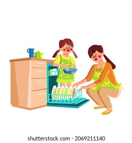 Equipo De Cocina Del Lavavajillas Para El Vector De Placa Lavadora. Hija Ayudando A La Madre A Poner Platos En La Máquina Electrónica Del Lavavajillas. Personajes Esposa De Casa Y Niña Niña Hogar Ilustración De Caricatura Plana