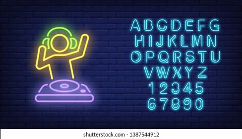 Jokey de disco con signo de neón mezclador dj. Música, fiesta y sonido. Diseño de publicidad. Señal de neón brillante nocturna, carteles coloridos, banner luminoso. Ilustración vectorial en estilo neón.