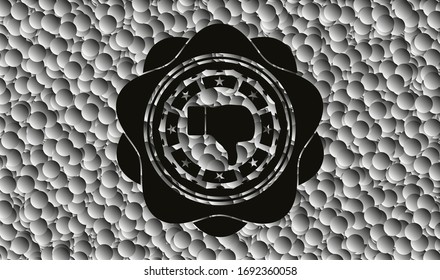 Icono de disgusto dentro del emblema oscuro con fondo de burbujas. Ilustración vectorial. Detallado.