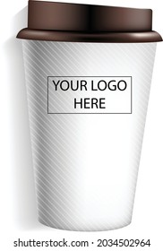 Papel cerrado desechable, Taza de café de plástico blanco para bebidas, con la tapa de color marrón cerrada con fondo transparente. Plantilla de diseño, archivo de pasos, vista frontal