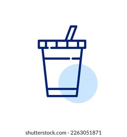 Taza desechable para té frío, café o limonada con paja. Icono de línea de trazo de píxeles perfecto, modificable
