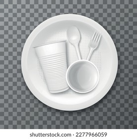Equipo de mesa turístico desechable realista con horquilla de taza de plástico y cuchara en placa con fondo transparente ilustración vectorial aislada