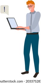 Aprendizaje a distancia, freelance y navegación por Internet. El hombre trabaja con una laptop, hace comentarios, presta atención. Trabajo remoto con computadora, independiente en línea. Hombre de pie con el signo de exclamación de clics del portátil