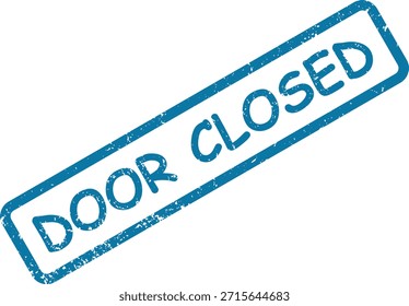 Una impresión de sello de goma azul afligido que muestra la frase "PUERTA CERRADA" dentro de un contorno rectangular, en ángulo sobre un fondo blanco limpio.