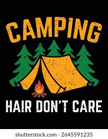Um design gráfico angustiado apresenta uma tenda amarela, pinheiros verdes e uma fogueira com o texto "CAMPING HAIR DON'T CARE" em letras em laranja e branco.