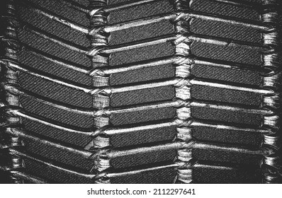 Textura de vid de mimbre superpuesta con problemas. fondo negro y blanco grueso. ilustración abstracta de vector de medio tono