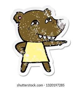 adesivo angustiado de uma menina de urso apontando desenhos animados mostrando dentes