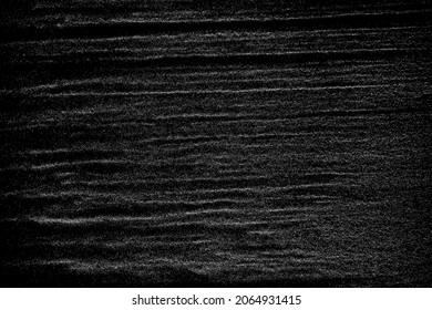 Textura de grano blanco angustiada. El polvo sobrante texturado. Partículas de ruido de grano. Envase con efectos de nieve. Fondo negro rayado. Ilustración del vector, EPS 10.  