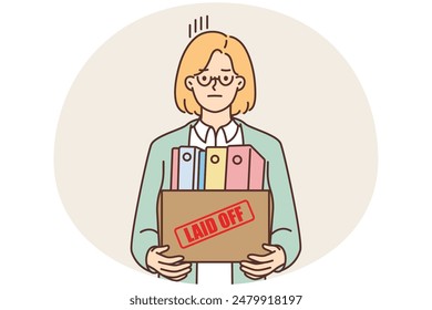 Mujer angustiada con gafas sostiene caja con pertenencias personales despedidas de la oficina. Empleada infeliz despedida de la empresa. Despido y despido. Ilustración vectorial.