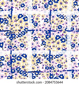 Ditsy-floralnahtlos wiederholtes Kachelmuster auf marinavischem und weißem Gingham