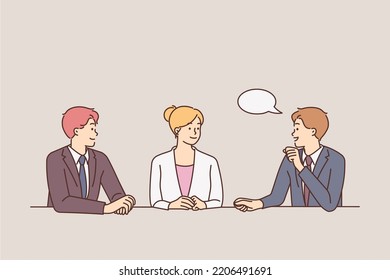 Diversos empresarios sentados en una tormenta de ideas en la oficina discuten juntos ideas de negocios. Empleados o colegas sonrientes hablan en una reunión en el lugar de trabajo. Ilustración vectorial. 