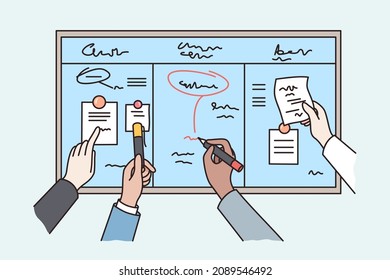 Verschiedene Angestellte brainstorm an der Rumpftafel im Büro zusammen. Kollegen, die sich mit kreativem Denken beschäftigen, planen oder planen. Workflow-Schema oder Strategie. Flache Vektorgrafik. 