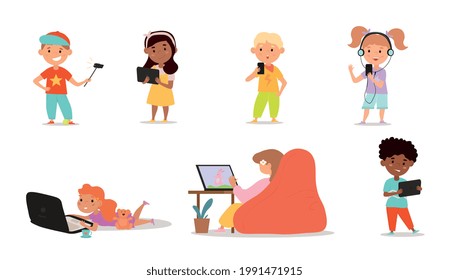 Diversos niños multirraciales usando diversos aparatos. Portátil, tablet pc, smartphone. Proceso educativo, juegos educativos, aprendizaje a distancia. Conjunto de ilustraciones vectoriales planas aisladas en blanco