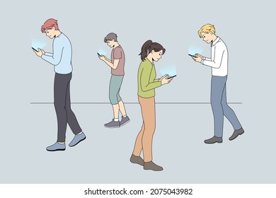 Diversas personas con teléfonos celulares miran la pantalla adicta a los medios sociales. Hombres y mujeres usan smartphones en internet para navegar y sufren adicción a los gadgets. Concepto de la era de la tecnología. Ilustración vectorial. 