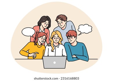 Diversos grupos de personas miran la lluvia de ideas de la pantalla de una laptop para cooperar en el proyecto juntos. Un equipo sonriente colabora en el trabajo de computadoras, discutiendo ideas. Trabajo en equipo. Ilustración vectorial.