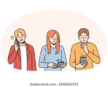 Diversas personas usan gadgets para comunicarse en línea. Grupo de hombres y mujeres multirraciales que envían mensajes o hablan por teléfono móvil. Comunicación y tecnología. Ilustración vectorial.