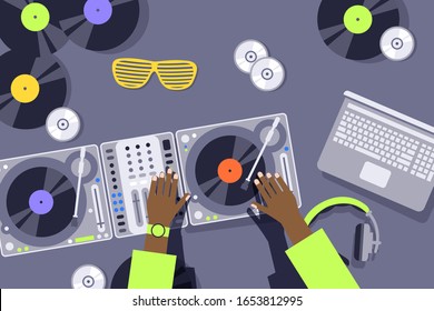 El DJ pone manos en el panel de consola del mezclador de sonido, ecualizador del controlador de música, ilustración vectorial en estilo plano. Fiesta discoteca, banner del festival de música electrónica, panel de consola dj, equipo de control de sonido