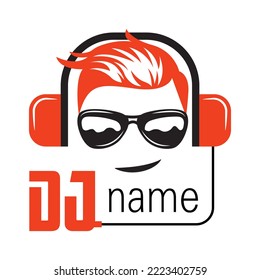 Diseño Del Logotipo Dj. Diseño creativo del logotipo vectorial con auriculares y DJ con gafas. Plantilla de logotipo de música. Para accesorio, marca, identidad, logotipo, empresa, tienda, fiesta dj. Fondo negro. Signo Mp3.