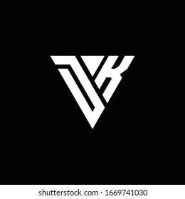 DK Monograma de la letra del logotipo con una plantilla de diseño de forma triangular aislada en fondo negro