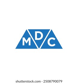 Projeto do logotipo da forma do triângulo do DMC 3 no plano de fundo branco. Conceito de logotipo de letra de iniciais criativas do DMC.
