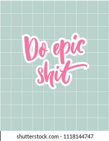 Haz mierda épica. Impresión de motivación, diseño de letras de pincel para ropa y carteles. Texto manuscrito rosa sobre fondo cuadrado verde pastel.