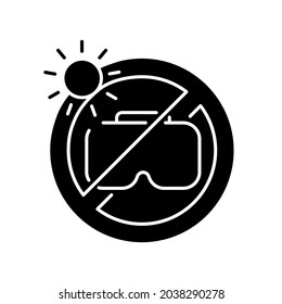 No deje el icono de etiqueta manual de glifos negros con luz solar. La luz solar directa provoca incendios y daños en la visión. Símbolo de silueta en el espacio blanco. Ilustración aislada de vectores para instrucciones de uso de productos
