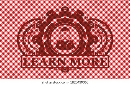 Doktor-Symbol und Lernen Sie mehr Text rot karierte Tabletts-Emblem. Restaurant, klassischer Hintergrund. Illustration. 