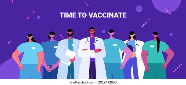 equipo de médicos uniformados uniendo el concepto de tiempo de la medicina para vacunar