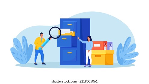 Archiving y almacenamiento de documentos. Los empresarios buscan archivos en archivos. Servicio de soporte, base de datos. Hombres trabajando con información, documentos y estadísticas en el departamento de análisis. Carpeta en archivo