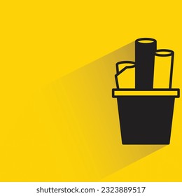 documento en cubo con sombra sobre fondo amarillo