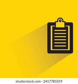 icono del portapapeles del documento con sombra en el fondo amarillo