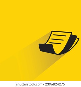 icono de documento con sombra sobre fondo amarillo