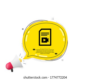 Documento con el icono de contenido de vídeo. Burbuja del discurso de citas. Archivo Vlog con el signo de cámara. Símbolo de concepto de página de papel. Marcas de citado. Icono de archivo de vídeo clásico. Vector