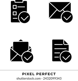 Documentos con marcas de verificación iconos de glifo negro establecidos en el espacio en blanco. Aprobación de documentos comerciales. Información correcta. Símbolos de silueta. Paquete de pictogramas sólido. Ilustración aislada del vector