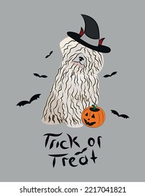 Tarjeta de saludo de Perro Halloween con un perro Komondor sentado. Perro disfrazado, calabaza en una pata. Postal para los amantes de las mascotas. El personaje de la mascota es arte de postal. Tarjeta aterradora de brujas.