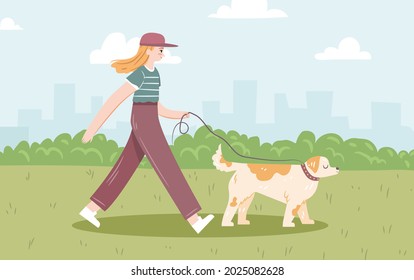 Perro caminando por la ciudad. Mujer joven camina con un perro corredizo al aire libre. Niña moderna con su mascota en un paseo. Ciudad de fondo. Ilustración de vector plano dibujado a mano