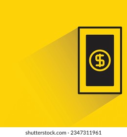 billete en dólares con sombra sobre fondo amarillo