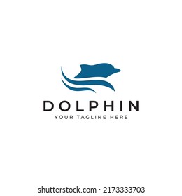 Dolphin-Logo. Delphine springen auf den Wellen des Meeres oder des Strandes.