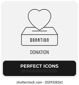Icono de línea delgada de donación. El corazón cae en la caja de donaciones. Símbolo de caridad. Ilustración vectorial moderna.