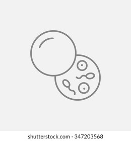 Icono de la línea de esperma del donante para web, móviles e infografías. Icono vector de gris oscuro aislado en fondo gris claro.