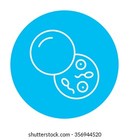 Icono de la línea de esperma del donante para web, móviles e infografías. Icono de blanco vector en el círculo azul claro aislado en fondo blanco.