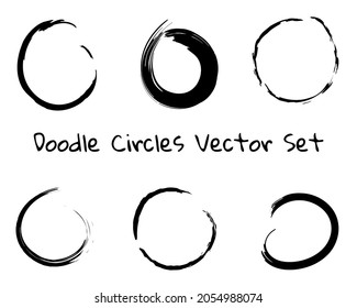 Juego de vectores de círculos negros Doodle. Colores de agua pintados con símbolos de género. Colección de círculos zen de tinta dibujada a mano. Elementos circulares esgrimibles, formas redondeadas, aisladas en blanco.