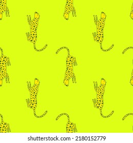 Doodle cheetah sin fisuras. Papel de pared sin fin de leopardo pintado a mano. Fondo de animales salvajes. Ideal para el diseño de tela, impresión textil, envoltura, cubierta. Ilustración vectorial.