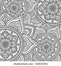 Padrão de doodle com ornamento de mandala étnica. Ilustração em preto e branco. Esboço. Página para colorir para o livro de colorir.