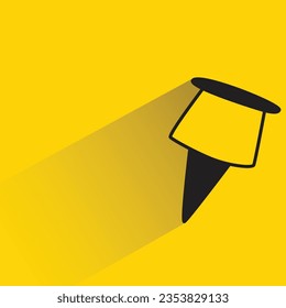 chinche de garabato con sombra sobre fondo amarillo