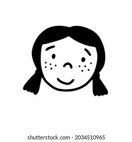 Doodle sonriendo chica amable con pecas. Cara de bebé dibujada a mano aislada en fondo blanco. Avatar festivo lindo humano. Caricatura. Retrato infantil. Niño feliz con colas. Ilustración de cumpleaños del vector