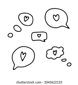 Doodle-Sprechblase mit Herzen gesetzt. Handgezeichnet umrissene Nachricht einzeln auf weißem Hintergrund. Zeichen der Kommunikation, Chat-Box, Mail, Valentinstag, Liebe, Ballon des Denkens. Vektorgrafik