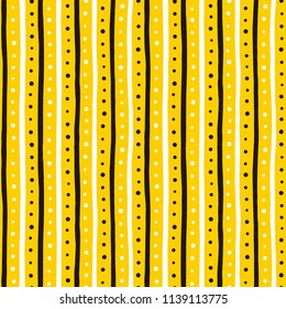 Estilo Doodle desenhado à mão listras e pontos vetor sem emenda repete padrão. Barras pretas e brancas irregulares e pontos redondos no plano de fundo amarelo. Listras abstratas, linhas paralelas e pontos de textura listrada.